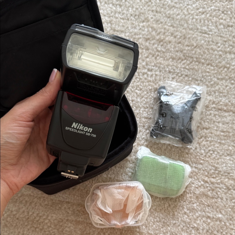 Nikon SB-700 Speedlight with Accessories
